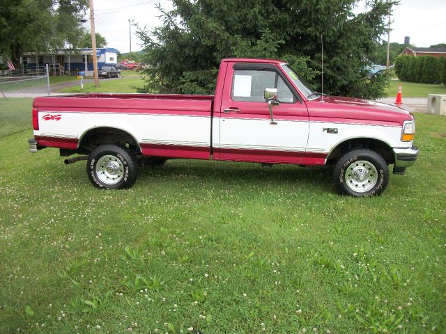 1995 Ford F150 2dr Reg Cab 135 WB Truck