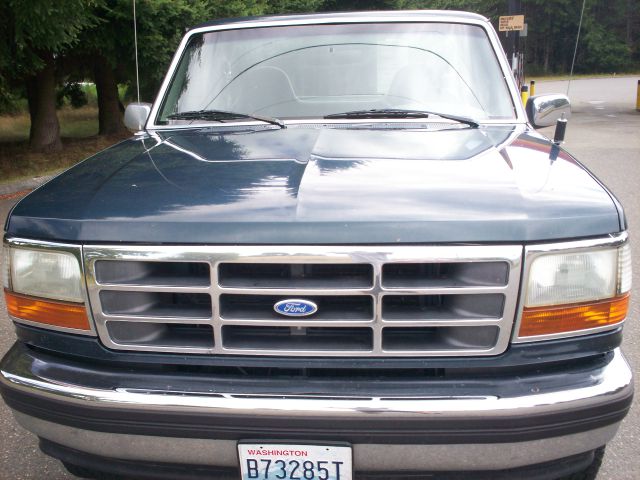 1995 Ford F150 2dr Reg Cab 135 WB Truck