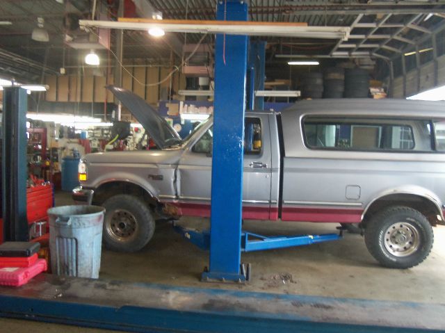 1995 Ford F150 2dr Reg Cab 135 WB Truck