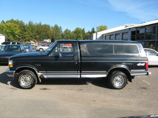 1995 Ford F150 2dr Reg Cab 135 WB Truck