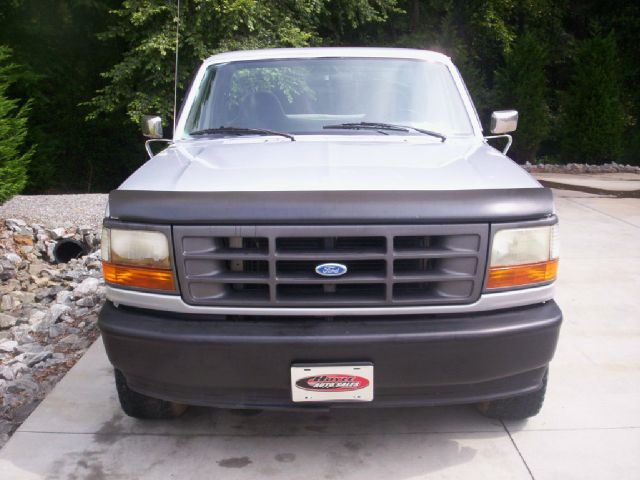 1996 Ford F150 2dr Reg Cab 135 WB Truck