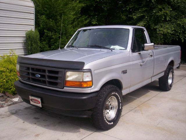 1996 Ford F150 2dr Reg Cab 135 WB Truck