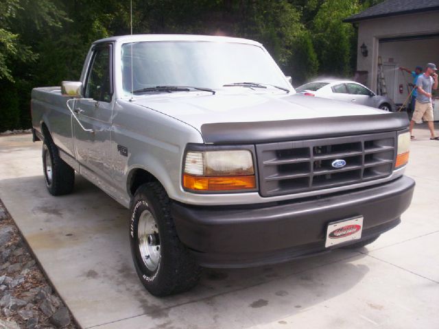 1996 Ford F150 2dr Reg Cab 135 WB Truck