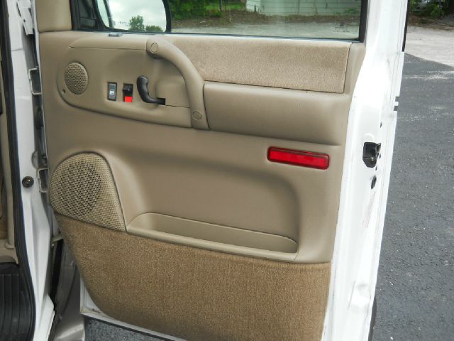 2000 GMC Safari EX - DUAL Power Doors