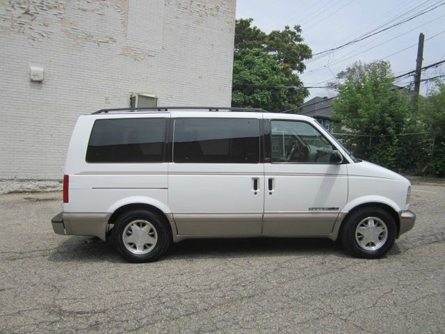 2001 GMC Safari CLUB