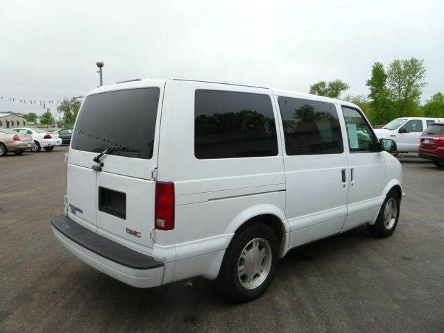 2004 GMC Safari CLUB