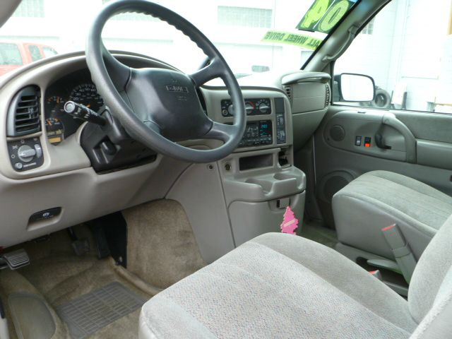 2004 GMC Safari CLUB