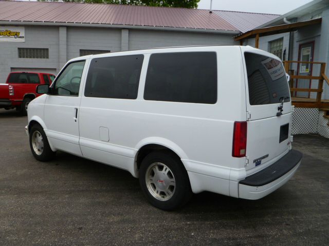 2004 GMC Safari CLUB