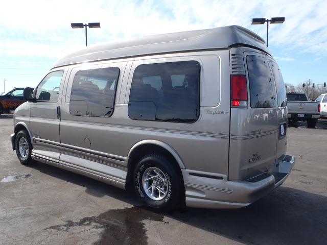 2002 GMC Savana 2.5i Premium