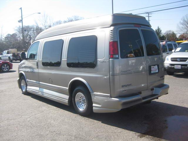 2002 GMC Savana Base