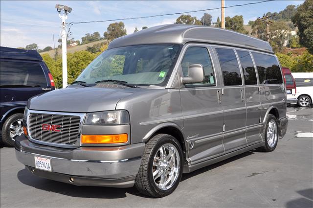 2006 GMC Savana STI W/gold Wheels