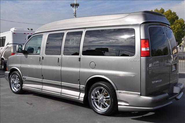 2006 GMC Savana STI W/gold Wheels