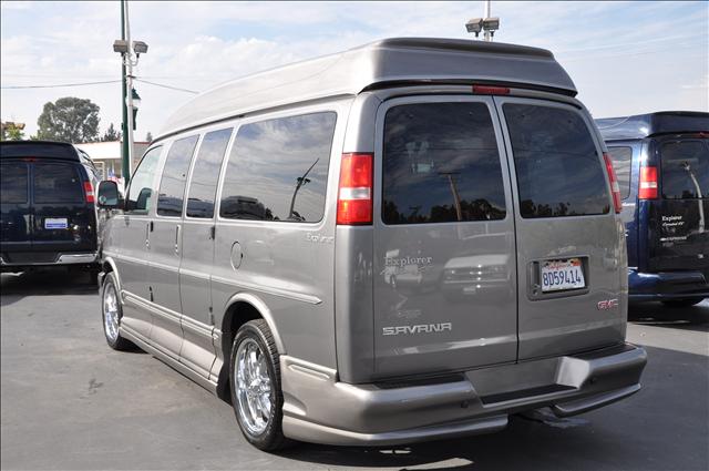 2006 GMC Savana STI W/gold Wheels