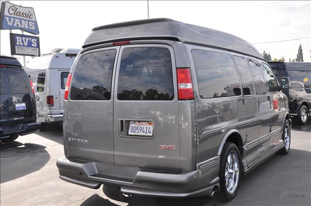 2006 GMC Savana STI W/gold Wheels