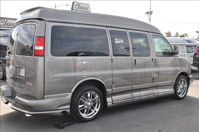 2006 GMC Savana STI W/gold Wheels