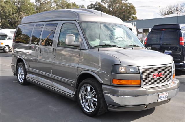 2006 GMC Savana STI W/gold Wheels