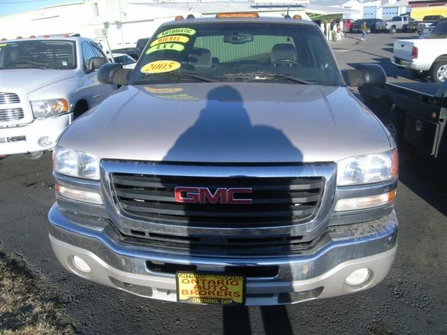 2005 GMC Sierra Laredo 2WD