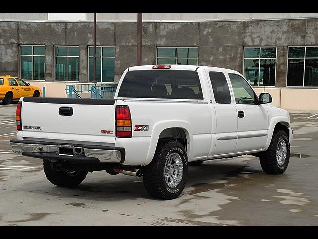 2006 GMC Sierra EX Coupe 2D