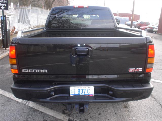 2006 GMC Sierra EX Sedan 4D