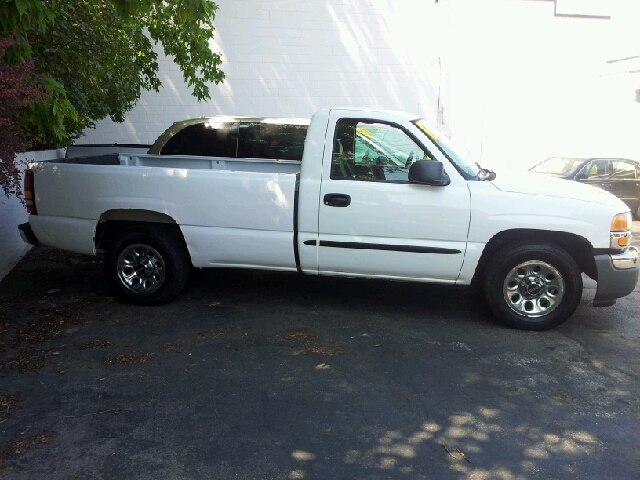 2005 GMC Sierra 1500 Short Box Standard