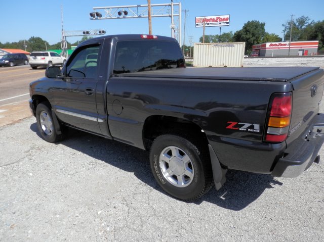 2005 GMC Sierra 1500 2005 Suzuki XL7