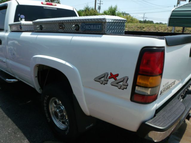 2004 GMC Sierra 2500 4WD 4dr AT