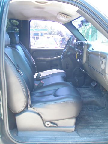 2004 GMC Sierra 2500 EX Sedan AUTO