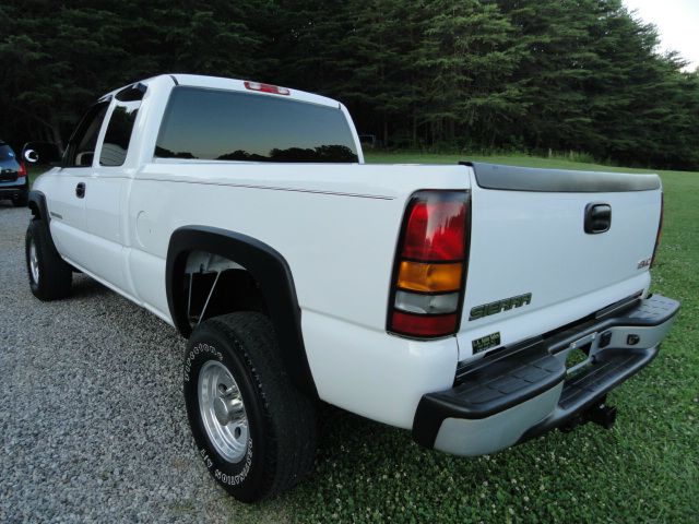 2005 GMC Sierra 2500 LE Sedan