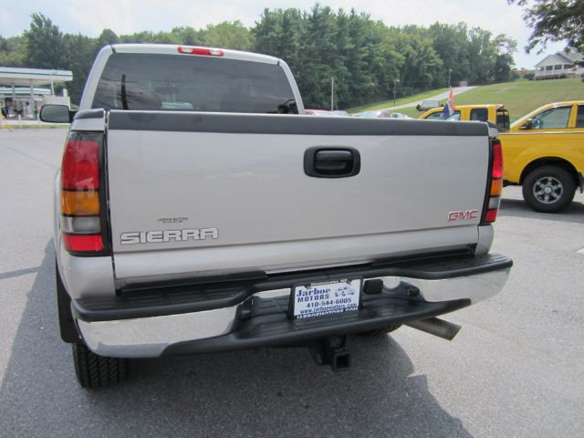 2005 GMC Sierra 2500 Standard 4X4 Hardtop