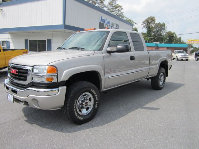 2005 GMC Sierra 2500 Standard 4X4 Hardtop