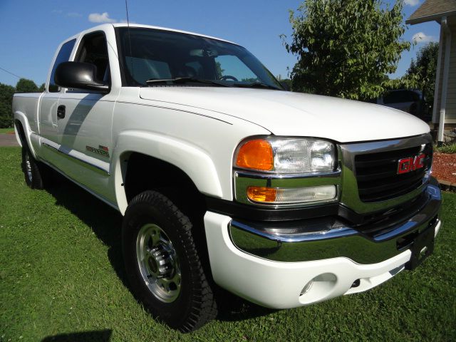 2005 GMC Sierra 2500 Standard 4X4 Hardtop