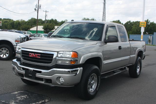 2005 GMC Sierra 2500 Standard 4X4 Hardtop