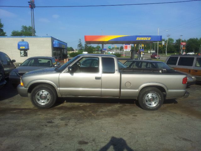 2000 GMC Sonoma 2WD Reg Cab 133 Work Truck