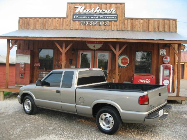 2001 GMC Sonoma 2WD Reg Cab 133 Work Truck