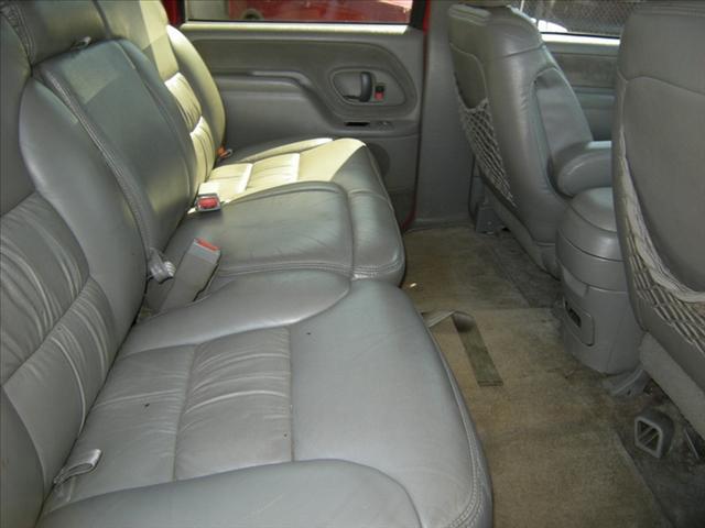 1999 GMC Suburban SLT