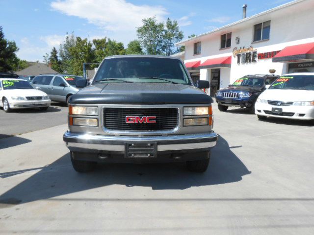 1999 GMC Suburban Wagon SE