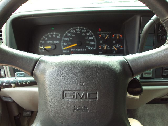 1999 GMC Suburban SLT