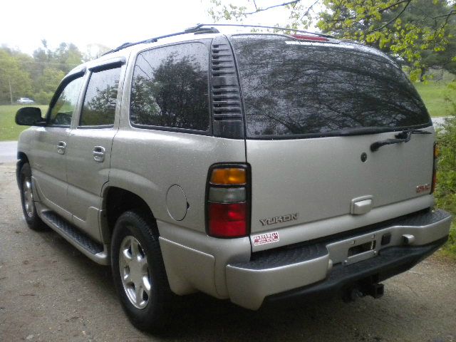 2004 GMC Yukon EX Sedan 4D