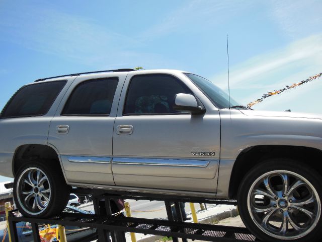 2005 GMC Yukon T6 AWD Leather Moonroof Navigation