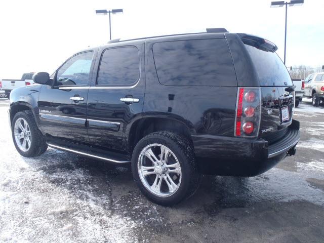 2007 GMC Yukon AWD Sedan