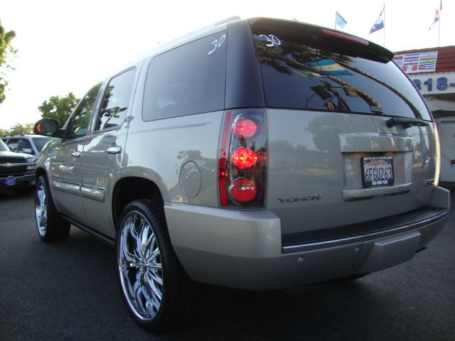 2008 GMC Yukon EX - DUAL Power Doors