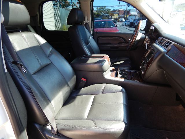 2009 GMC Yukon Ram 3500 Diesel 2-WD