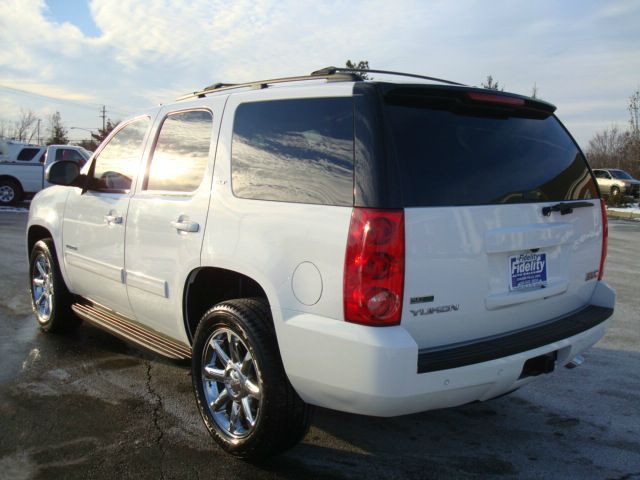 2011 GMC Yukon Wagon SE