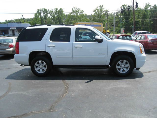 2012 GMC Yukon SE - LOW Miles