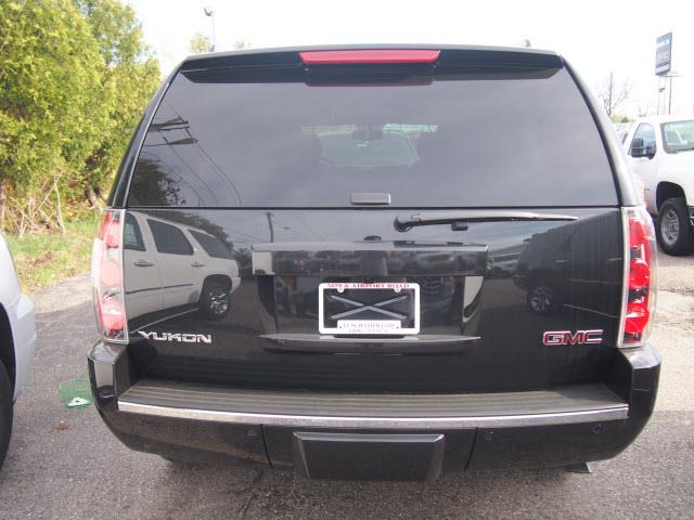 2013 GMC Yukon EX Sedan 4D