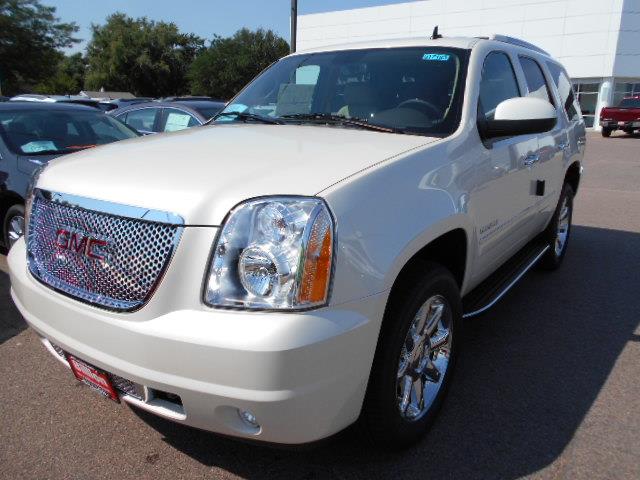 2014 GMC Yukon EX Sedan 4D