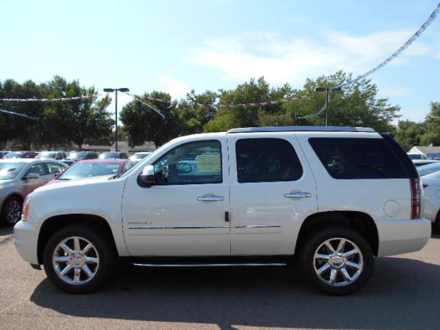 2014 GMC Yukon EX Sedan 4D