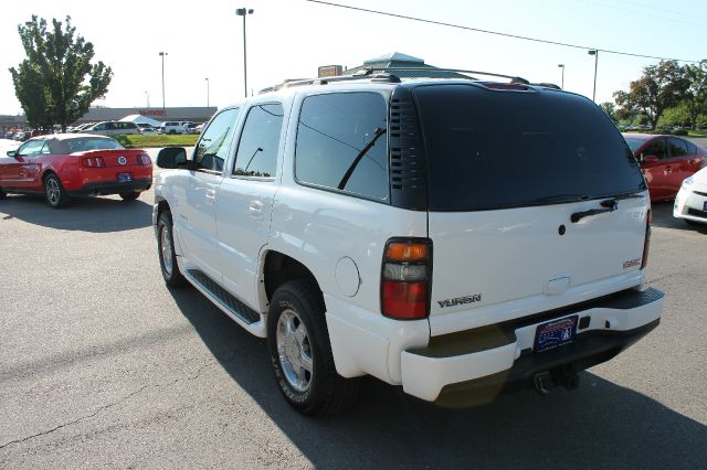 2005 GMC Yukon Denali EX Sedan 4D