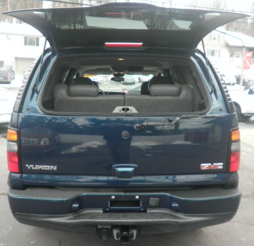 2005 GMC Yukon Denali Base