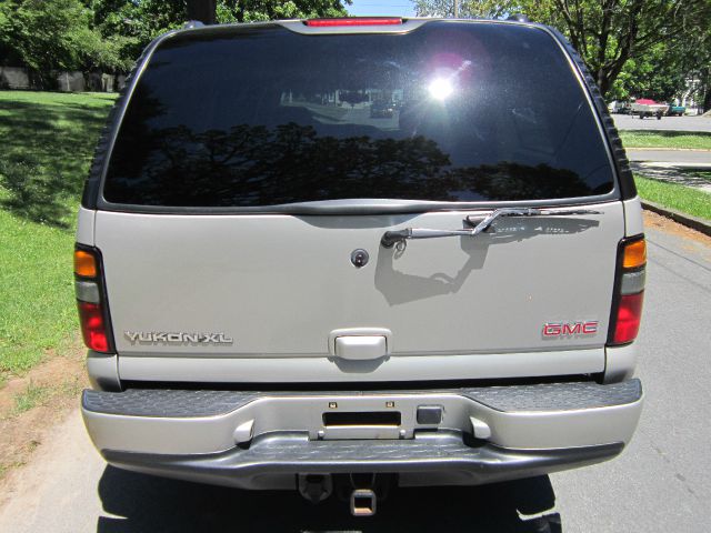 2004 GMC Yukon XL Quattro Manual 3.